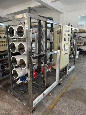 Giá tốt. 150-300 Psi Đánh giá áp suất RO Hệ thống nước muối với Ultrafiltration Phương pháp xử lý trước và hiệu suất trực tuyến